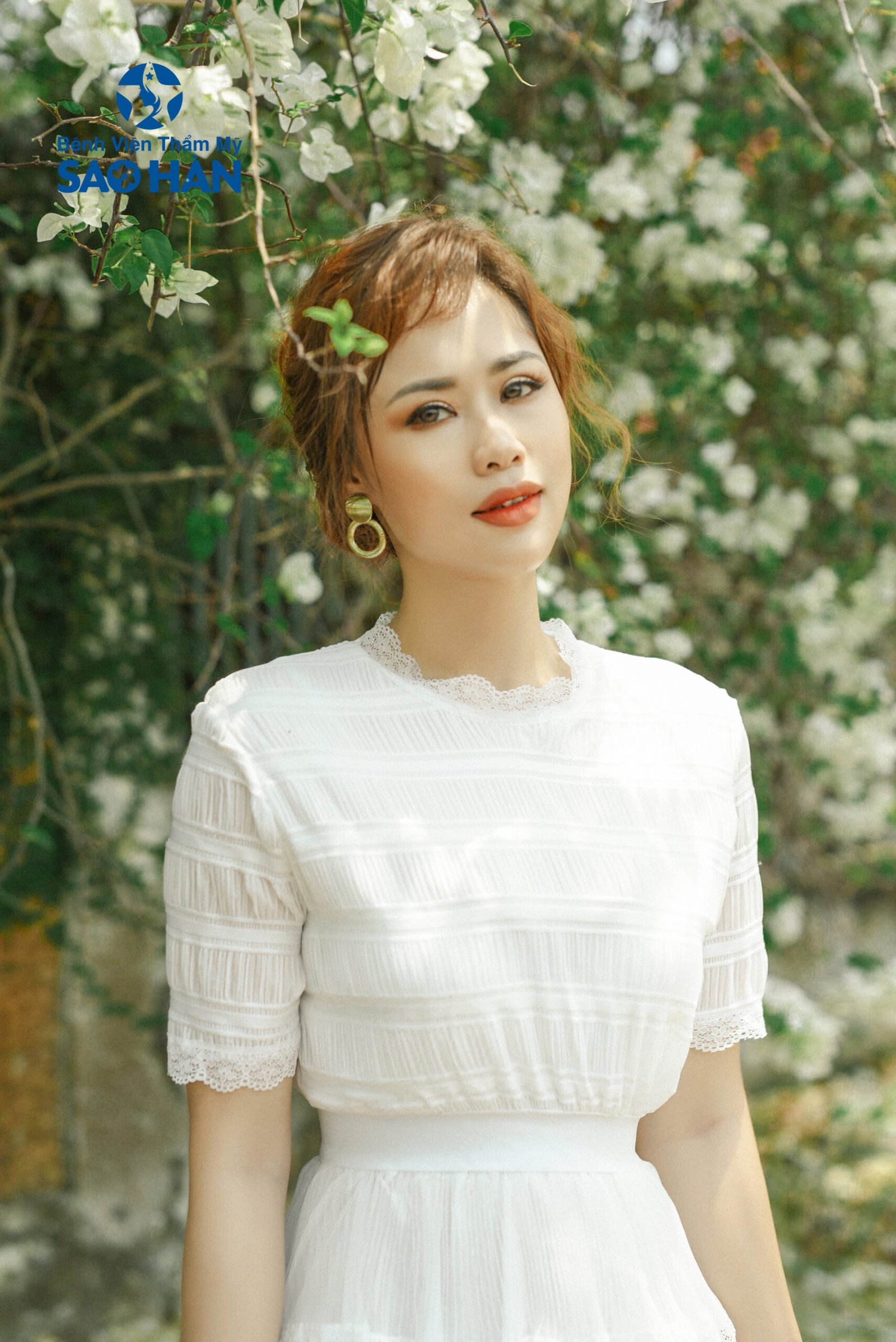 Hồng Nhung cắt mí mắt thay đổi diện mạo bản thân